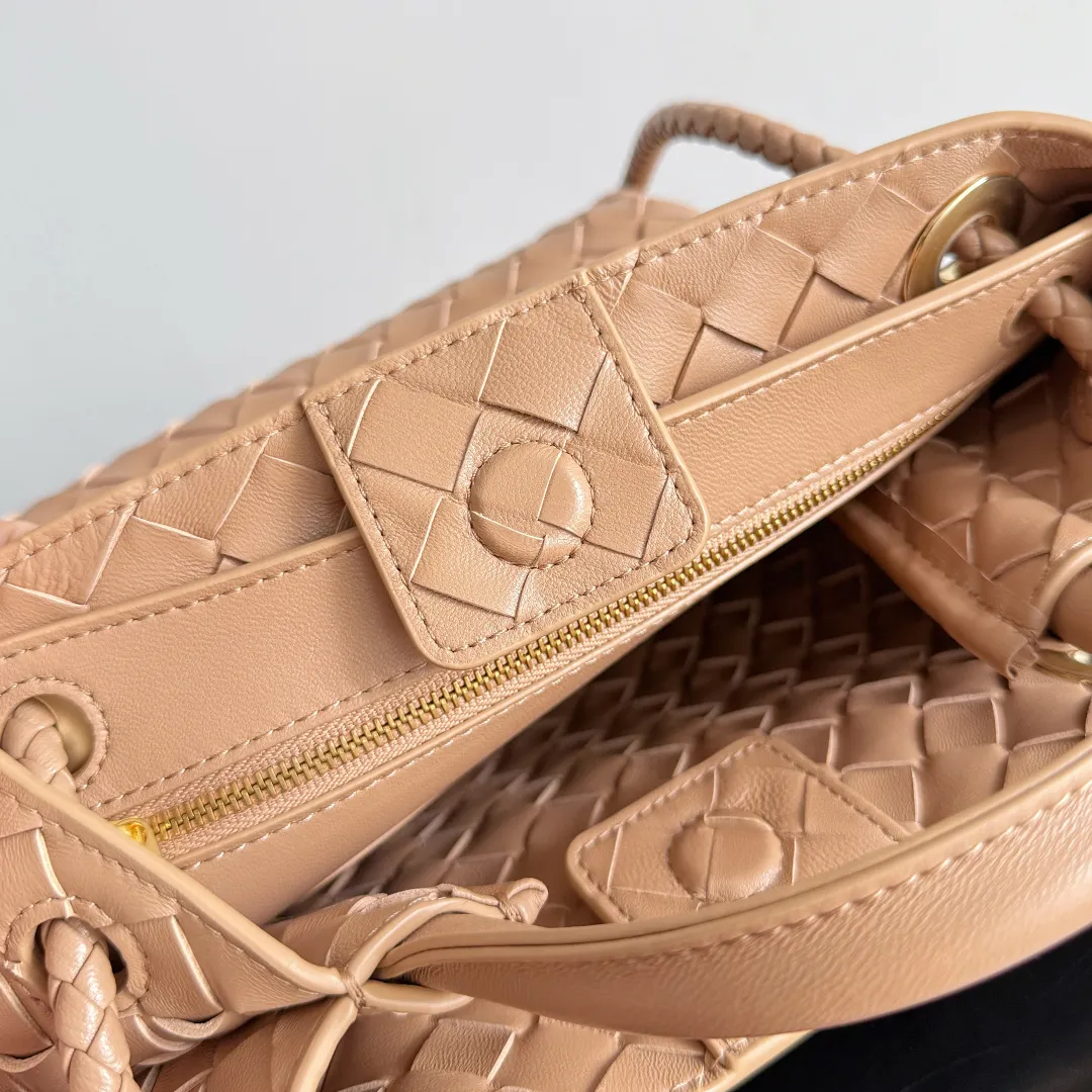 The new Andiamo batch of 3060 BV is shipped‼ ️The classic intercciato weaving process is used to create a soft bag, the metal knot is made of micro-cast aluminum using jewelry technology🪢, and the decorative beads are made of metal and hand-polished oak, allowing you to jump repeatedly between elegance and fun💃, making it unpredictable. Classic and versatile, it shows off your temperament, and the bag has a large capacity, making it very convenient for daily commuting! It has a variety of carrying methods, the shoulder straps can be adjusted by yourself, the original lambskin feels soft and delicate, and the unisex style breaks gender boundaries and brings a more practical and long-lasting use experience. The Andiamo, which has both elegant and casual styles, perfectly interprets the "fashionable old money style". Style number: 743568+wood hardware Color: new light brown Size: 25*22*10.5cm